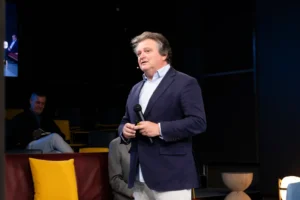 Ponencia "Reimaginando la experiencia cliente en banca: Caso CaixaBank" por Javier Mas, Director de Marketing de CaixaBank