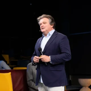 Ponencia "Reimaginando la experiencia cliente en banca: Caso CaixaBank" por Javier Mas, Director de Marketing de CaixaBank